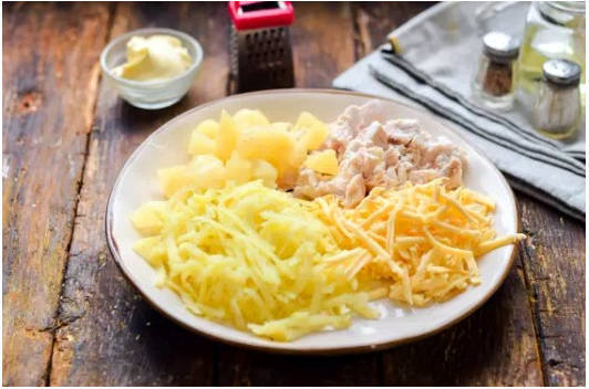 Салат с курицей и ананасами классический Салат с курицей и ананасами классический