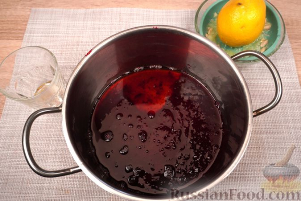 Шарлотка из сдобных булочек, с яблоками, вишней и смородиновым соусом Шарлотка из сдобных булочек, с яблоками, вишней и смородиновым соусом
