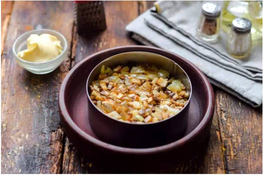Салат с курицей и ананасами классический Салат с курицей и ананасами классический