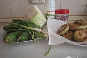 Рецепт: Салат с капустой, огурцами — Готовлю с любовью