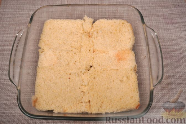 Шарлотка из сдобных булочек, с яблоками, вишней и смородиновым соусом Шарлотка из сдобных булочек, с яблоками, вишней и смородиновым соусом