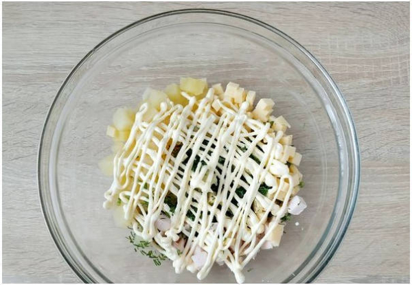 Салат с курицей и ананасами классический Салат с курицей и ананасами классический