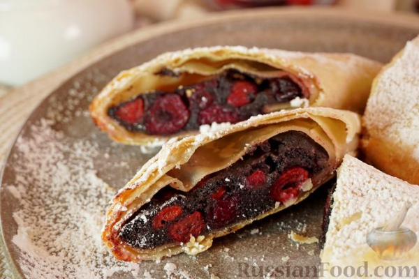 Ретеш (штрудель по-венгерски) с вишней и маком Ретеш (штрудель по-венгерски) с вишней и маком