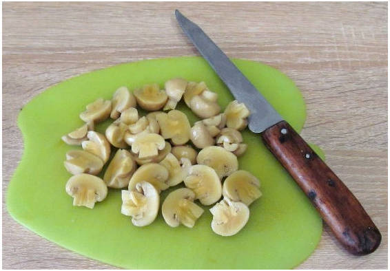 Салат с курицей и ананасами классический Салат с курицей и ананасами классический