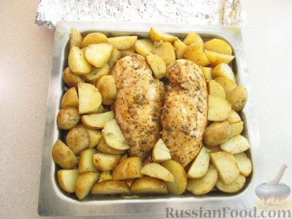 Куриное филе с молодым картофелем и сыром Куриное филе с молодым картофелем и сыром
