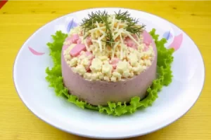 Классический «зимний» салат с варёной колбасой