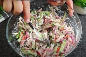 Крабовый салат «по-новому». 2 вкусных рецепта на все случаи жизни