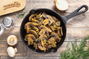 Шампиньоны жареные с луком Шампиньоны жареные с луком