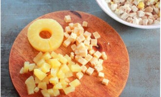 Салат с курицей и ананасами классический Салат с курицей и ананасами классический