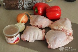 Рецепт: Бедро куриное по-венгерски — с луком и перцем