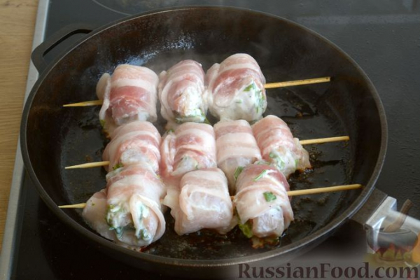 Шашлычки из куриного филе в йогуртовом маринаде, с беконом Шашлычки из куриного филе в йогуртовом маринаде, с беконом