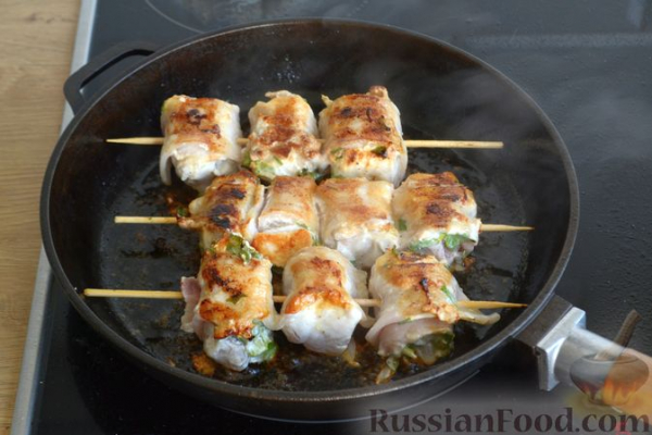 Шашлычки из куриного филе в йогуртовом маринаде, с беконом Шашлычки из куриного филе в йогуртовом маринаде, с беконом