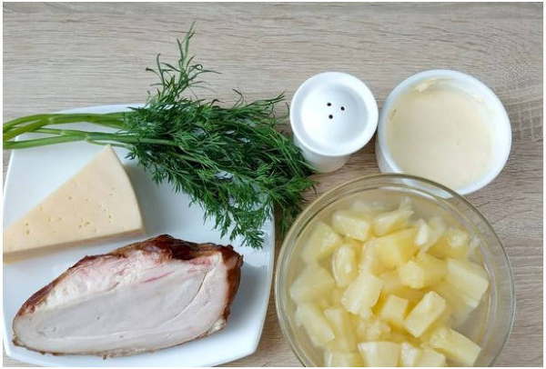 Салат с курицей и ананасами классический Салат с курицей и ананасами классический
