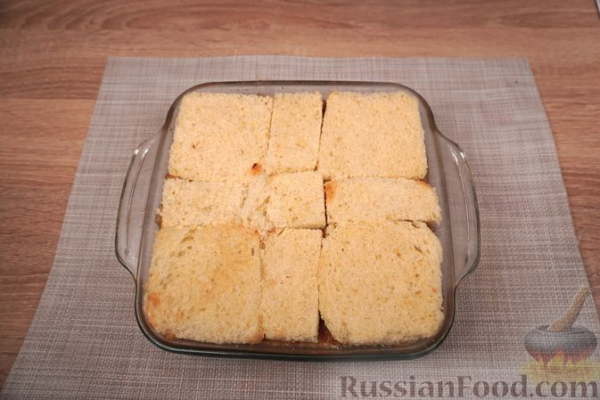 Шарлотка из сдобных булочек, с яблоками, вишней и смородиновым соусом Шарлотка из сдобных булочек, с яблоками, вишней и смородиновым соусом
