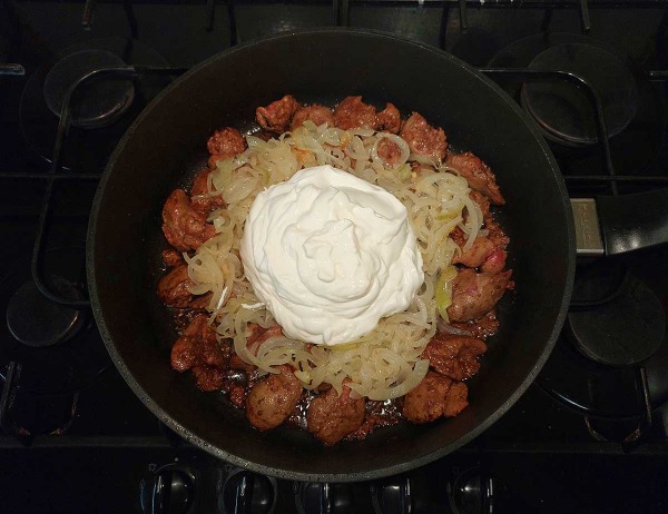 Куриная печень с луком в сметане Куриная печень с луком в сметане