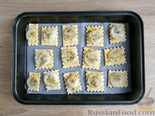 Слойки с луком и пряными травами Слойки с луком и пряными травами