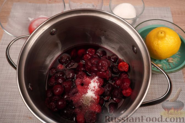 Шарлотка из сдобных булочек, с яблоками, вишней и смородиновым соусом Шарлотка из сдобных булочек, с яблоками, вишней и смородиновым соусом