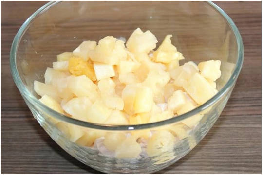 Салат с курицей и ананасами классический Салат с курицей и ананасами классический