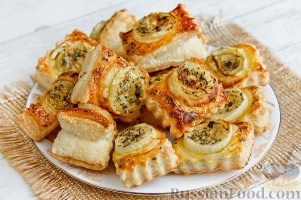 Слойки с луком и пряными травами Слойки с луком и пряными травами