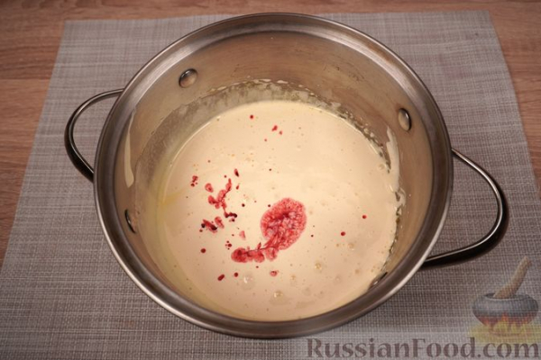 Шарлотка из сдобных булочек, с яблоками, вишней и смородиновым соусом Шарлотка из сдобных булочек, с яблоками, вишней и смородиновым соусом