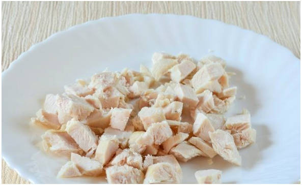 Салат с курицей и ананасами классический Салат с курицей и ананасами классический