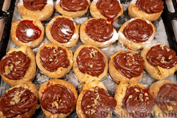 Сарагли с шоколадным заварным кремом и клубничным конфитюром