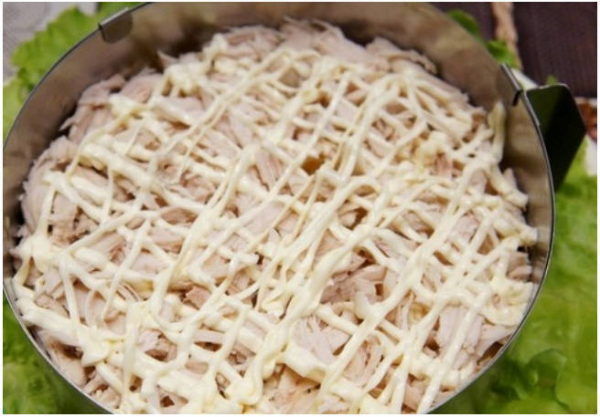 Салат с курицей и ананасами классический Салат с курицей и ананасами классический