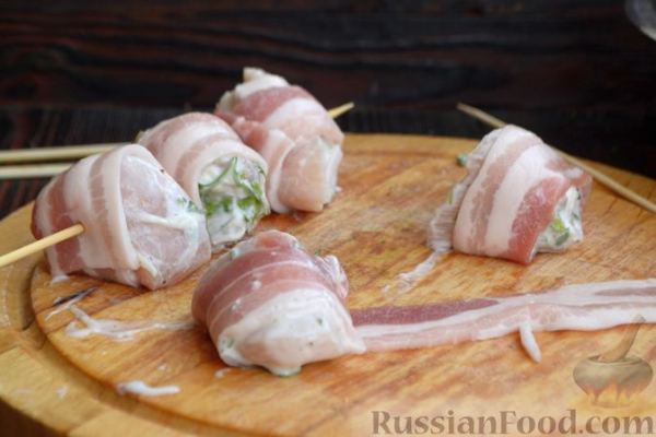 Шашлычки из куриного филе в йогуртовом маринаде, с беконом Шашлычки из куриного филе в йогуртовом маринаде, с беконом