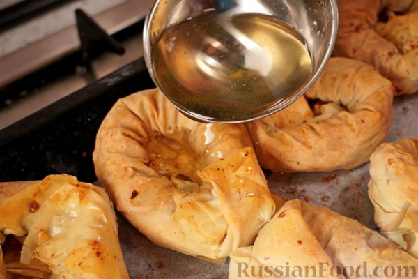 Сарагли с шоколадным заварным кремом и клубничным конфитюром