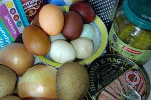 Рецепт: Салат «Слоеный с маринованными огурцами и шпротами» — С луково-морковной поджаркой