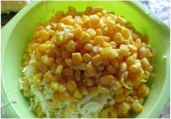 Салат с курицей и ананасами классический Салат с курицей и ананасами классический