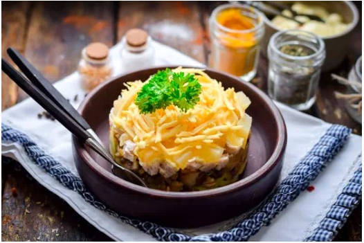 Салат с курицей и ананасами классический Салат с курицей и ананасами классический