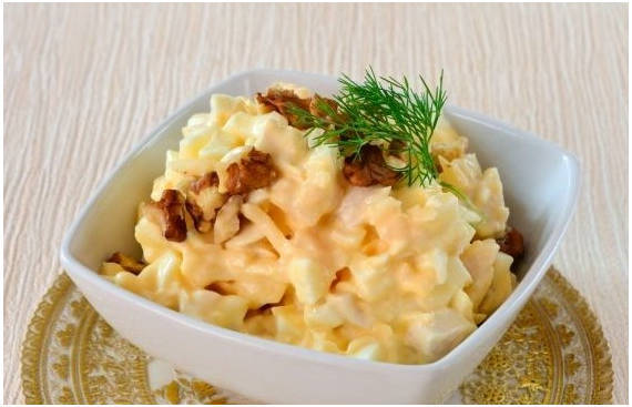 Салат с курицей и ананасами классический Салат с курицей и ананасами классический
