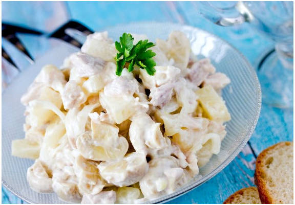 Салат с курицей и ананасами классический Салат с курицей и ананасами классический