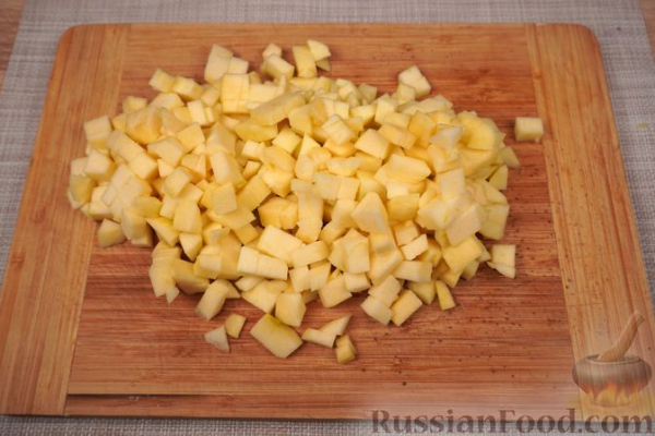 Шарлотка из сдобных булочек, с яблоками, вишней и смородиновым соусом Шарлотка из сдобных булочек, с яблоками, вишней и смородиновым соусом