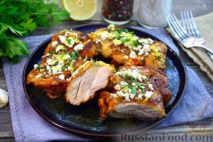 Жареные куриные бёдра с медовым соусом и фетой