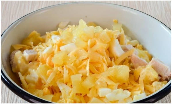 Салат с курицей и ананасами классический Салат с курицей и ананасами классический