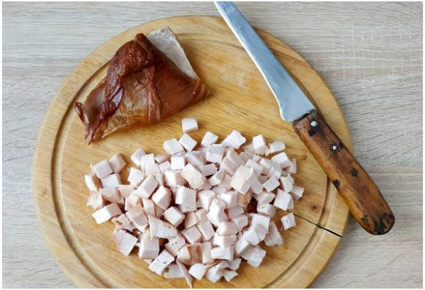 Салат с курицей и ананасами классический Салат с курицей и ананасами классический