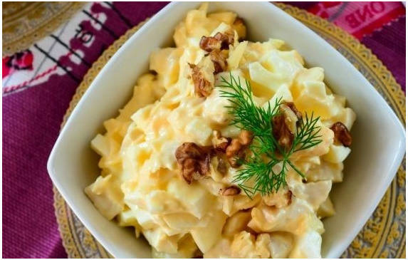 Салат с курицей и ананасами классический Салат с курицей и ананасами классический