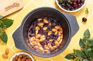 Варенье из вишни с миндалем Варенье из вишни с миндалем