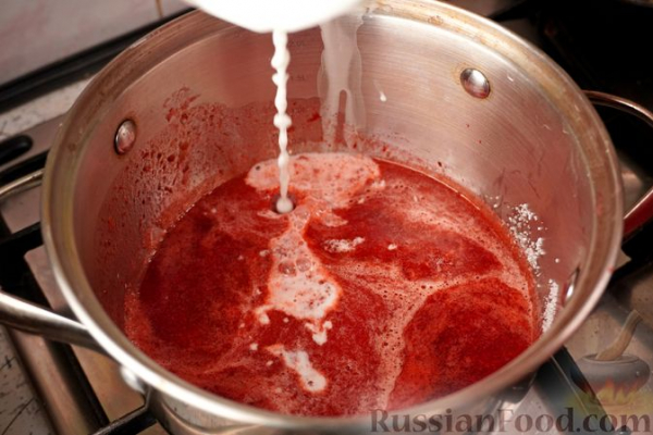 Сарагли с шоколадным заварным кремом и клубничным конфитюром