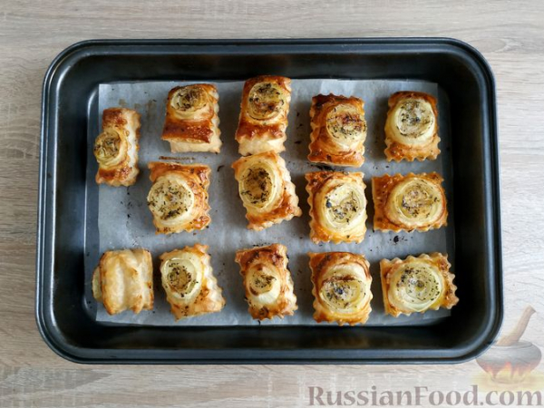 Слойки с луком и пряными травами Слойки с луком и пряными травами