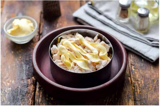 Салат с курицей и ананасами классический Салат с курицей и ананасами классический