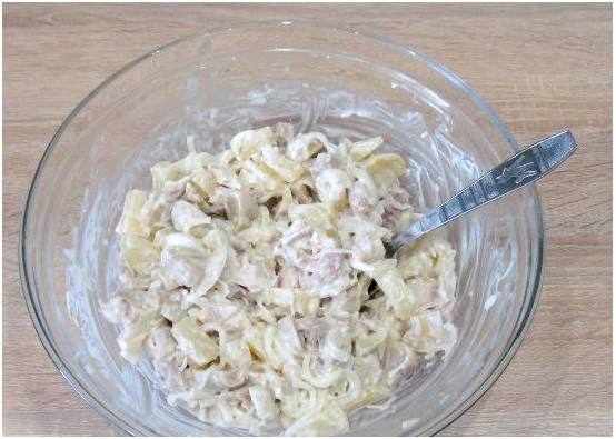 Салат с курицей и ананасами классический Салат с курицей и ананасами классический