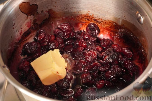 Шарлотка из сдобных булочек, с яблоками, вишней и смородиновым соусом Шарлотка из сдобных булочек, с яблоками, вишней и смородиновым соусом