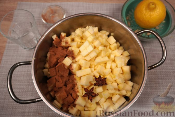 Шарлотка из сдобных булочек, с яблоками, вишней и смородиновым соусом Шарлотка из сдобных булочек, с яблоками, вишней и смородиновым соусом