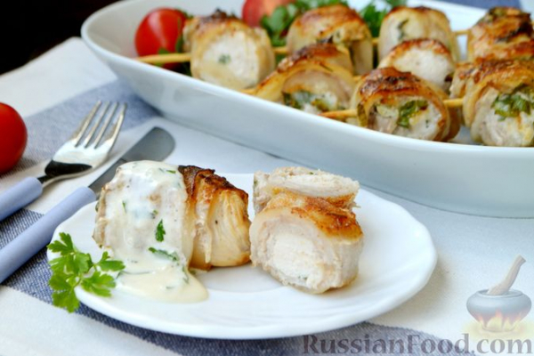 Шашлычки из куриного филе в йогуртовом маринаде, с беконом Шашлычки из куриного филе в йогуртовом маринаде, с беконом