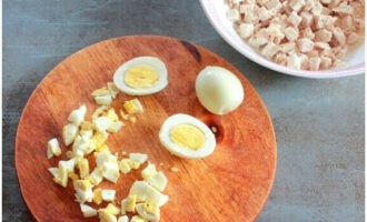 Салат с курицей и ананасами классический Салат с курицей и ананасами классический