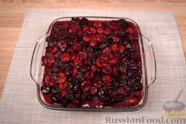 Шарлотка из сдобных булочек, с яблоками, вишней и смородиновым соусом Шарлотка из сдобных булочек, с яблоками, вишней и смородиновым соусом