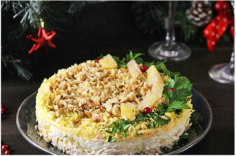 Салат с курицей и ананасами классический Салат с курицей и ананасами классический